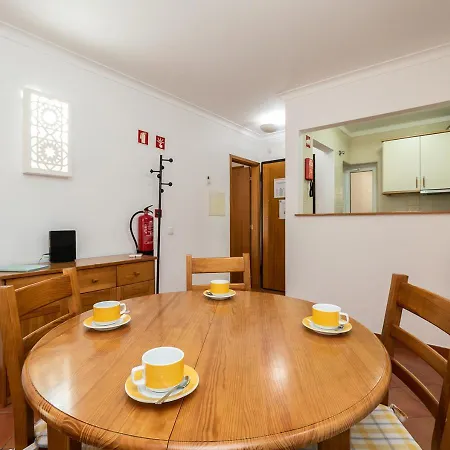 Vibrant Town House In Quinta Do Morgado דירה