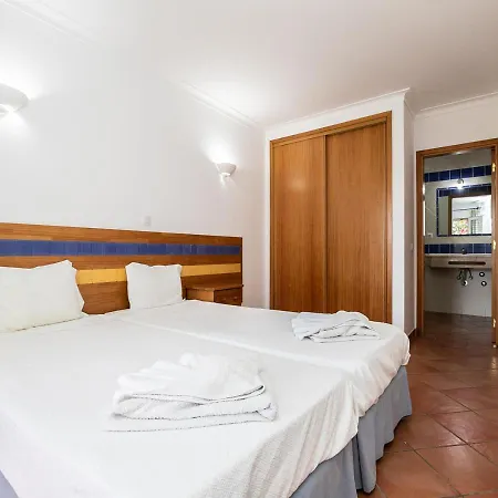 Vibrant Town House In Quinta Do Morgado דירה