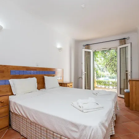 Vibrant Town House In Quinta Do Morgado דירה *