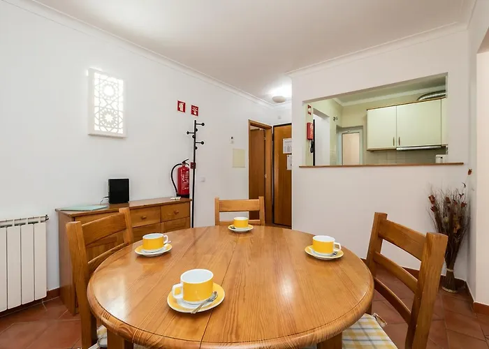 Vibrant Town House In Quinta Do Morgado 아파트