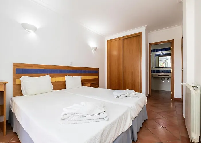 Vibrant Town House In Quinta Do Morgado 아파트